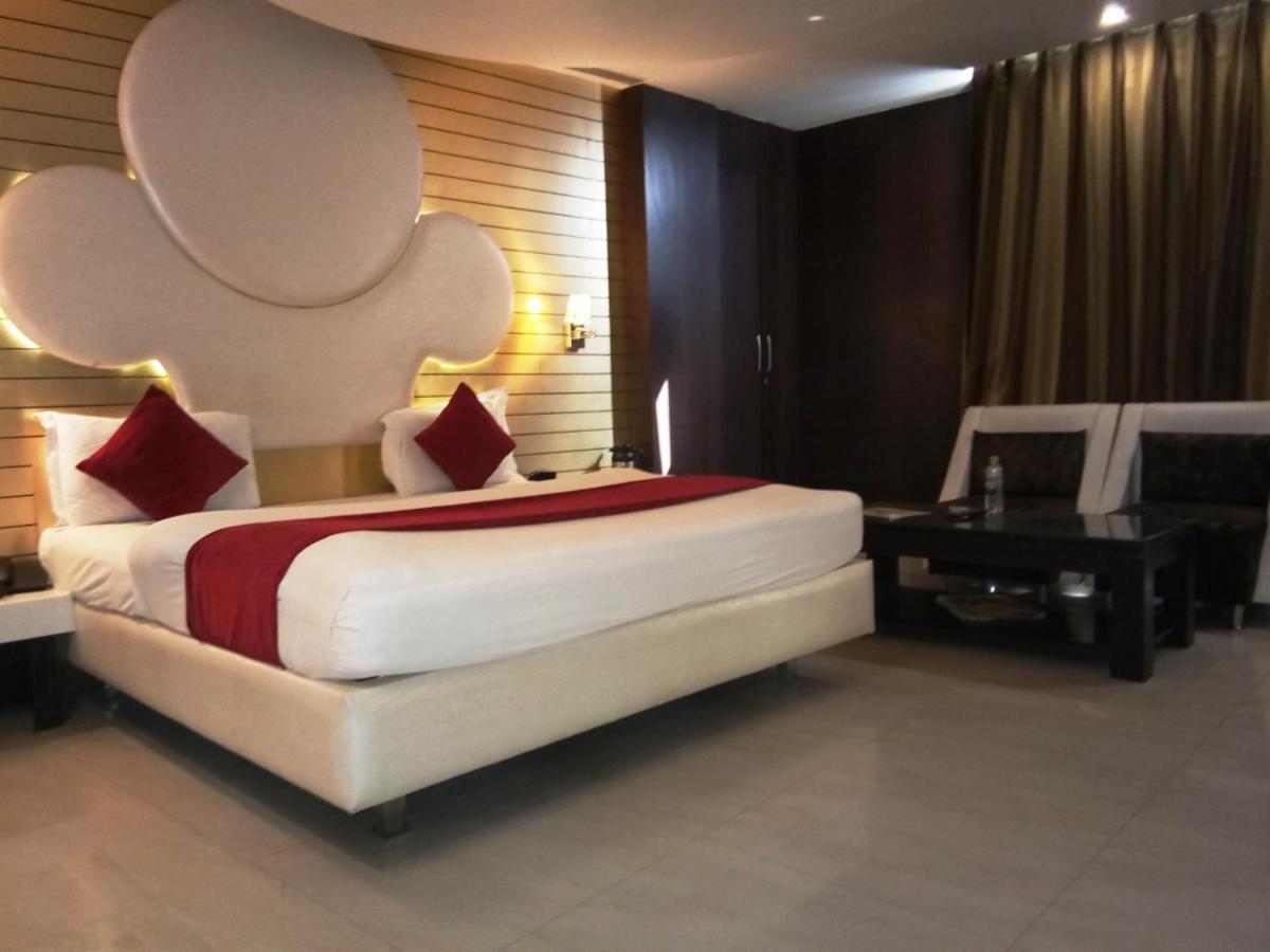Hotel D'Grand Bareilly Ngoại thất bức ảnh