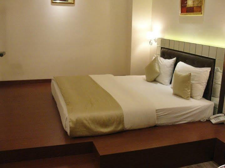 Hotel D'Grand Bareilly Ngoại thất bức ảnh